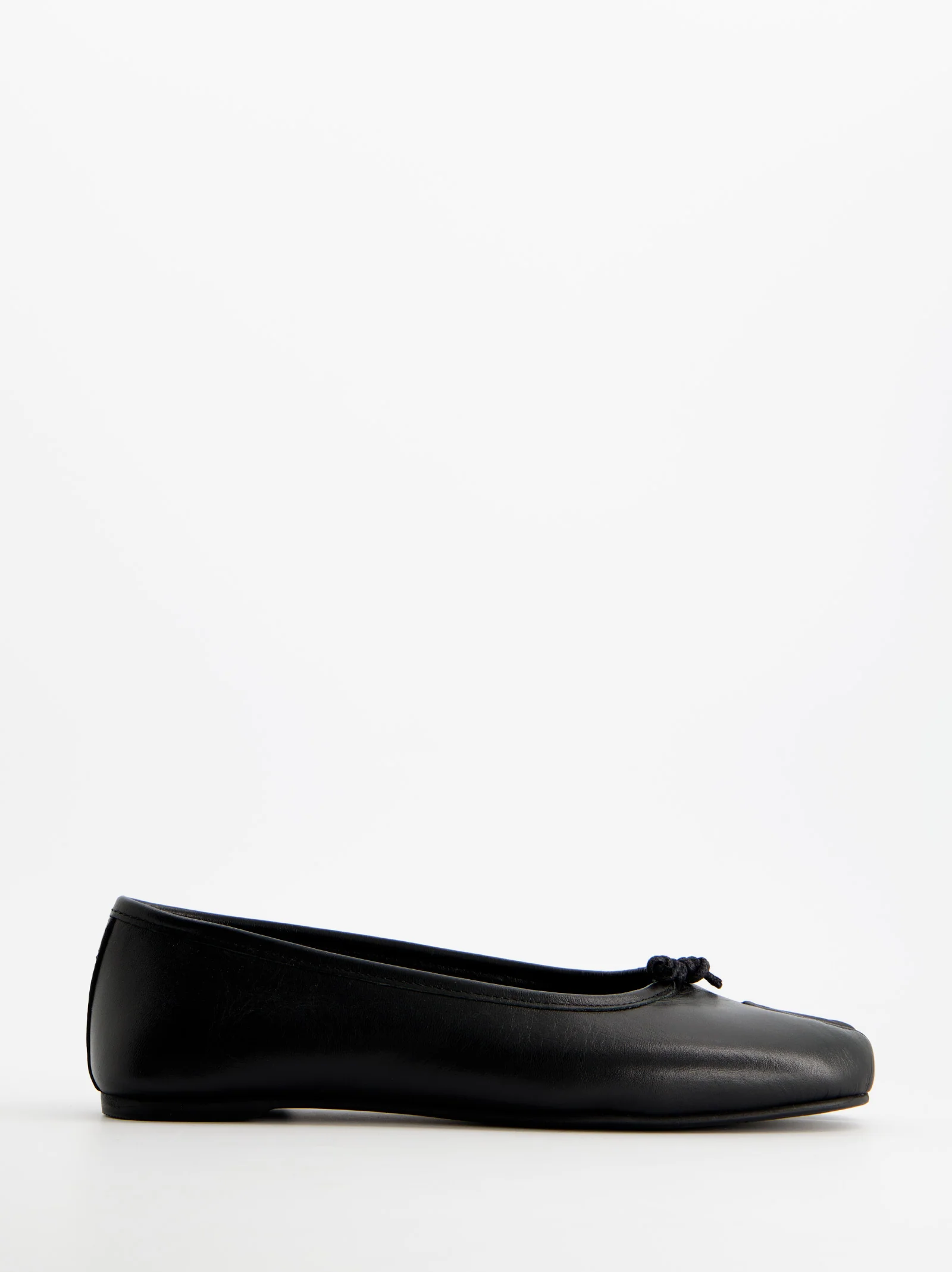 BLACK LEATHER TABI FLATS - KARVA - Image 3