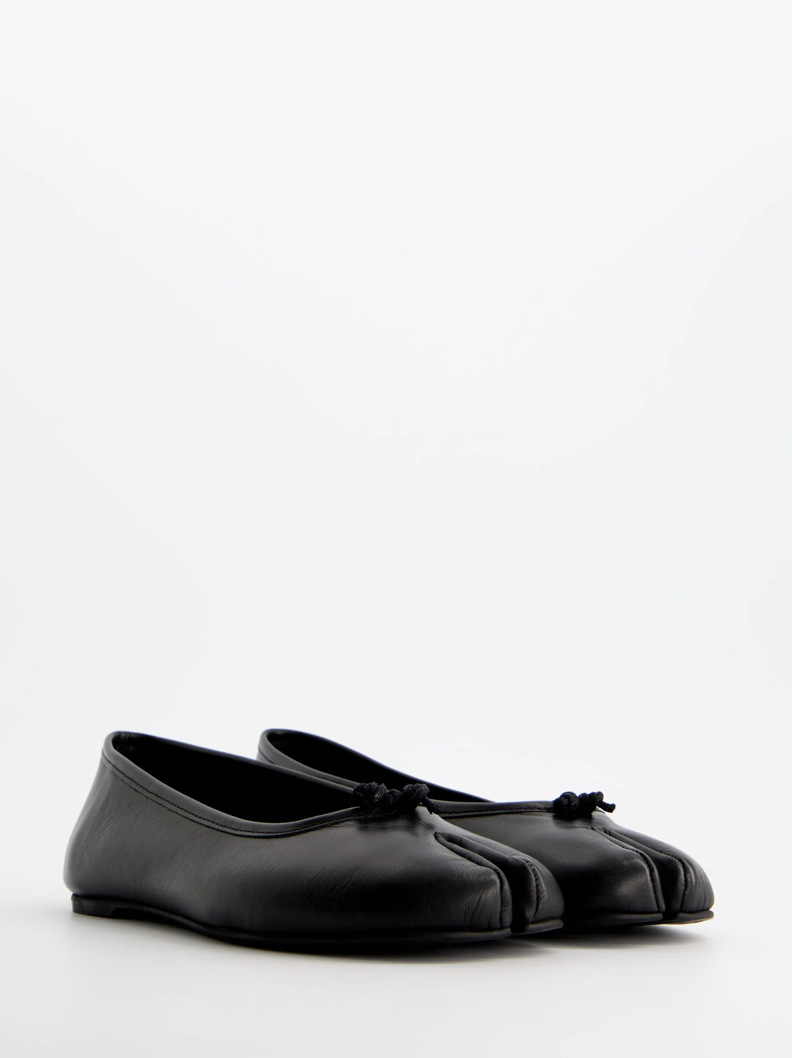 BLACK LEATHER TABI FLATS - KARVA - Image 4