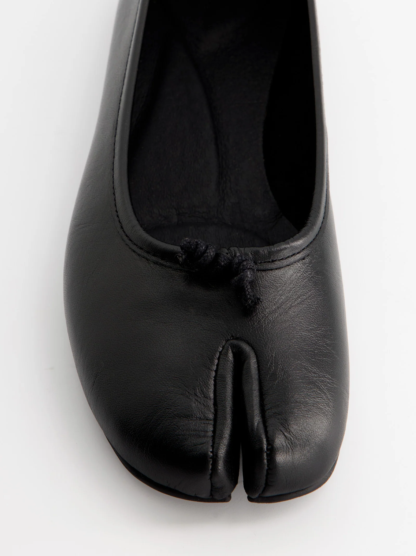 BLACK LEATHER TABI FLATS - KARVA - Image 6