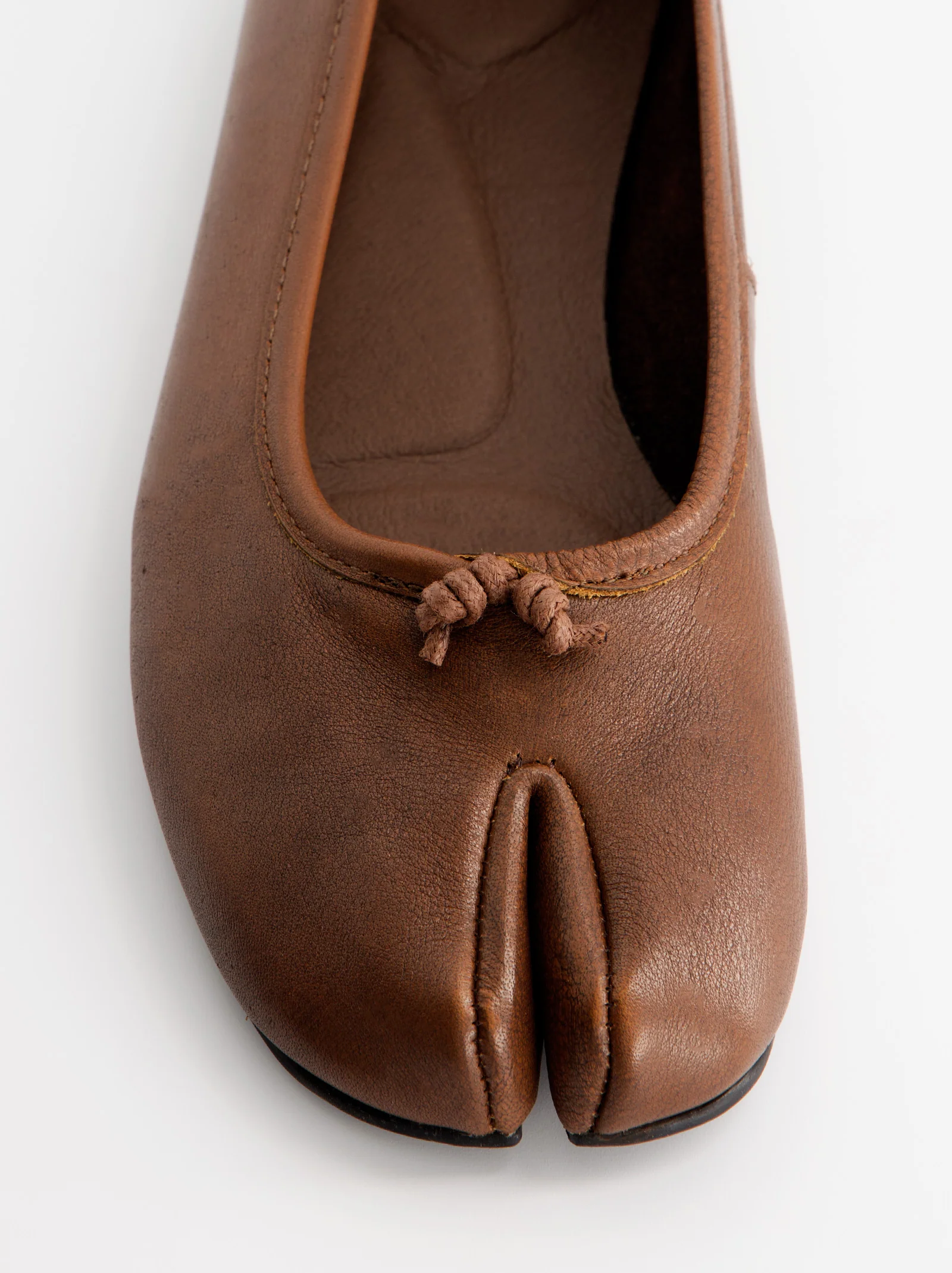 BROWN LEATHER TABI FLATS - KARVA - Image 6