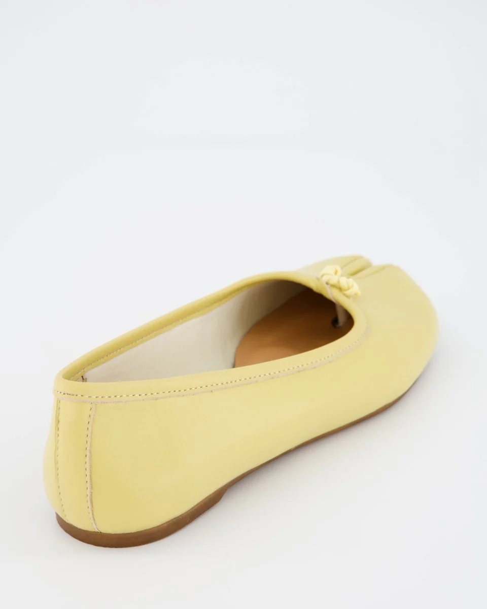 YELLOW LEATHER TABI FLATS - KARVA - Image 4