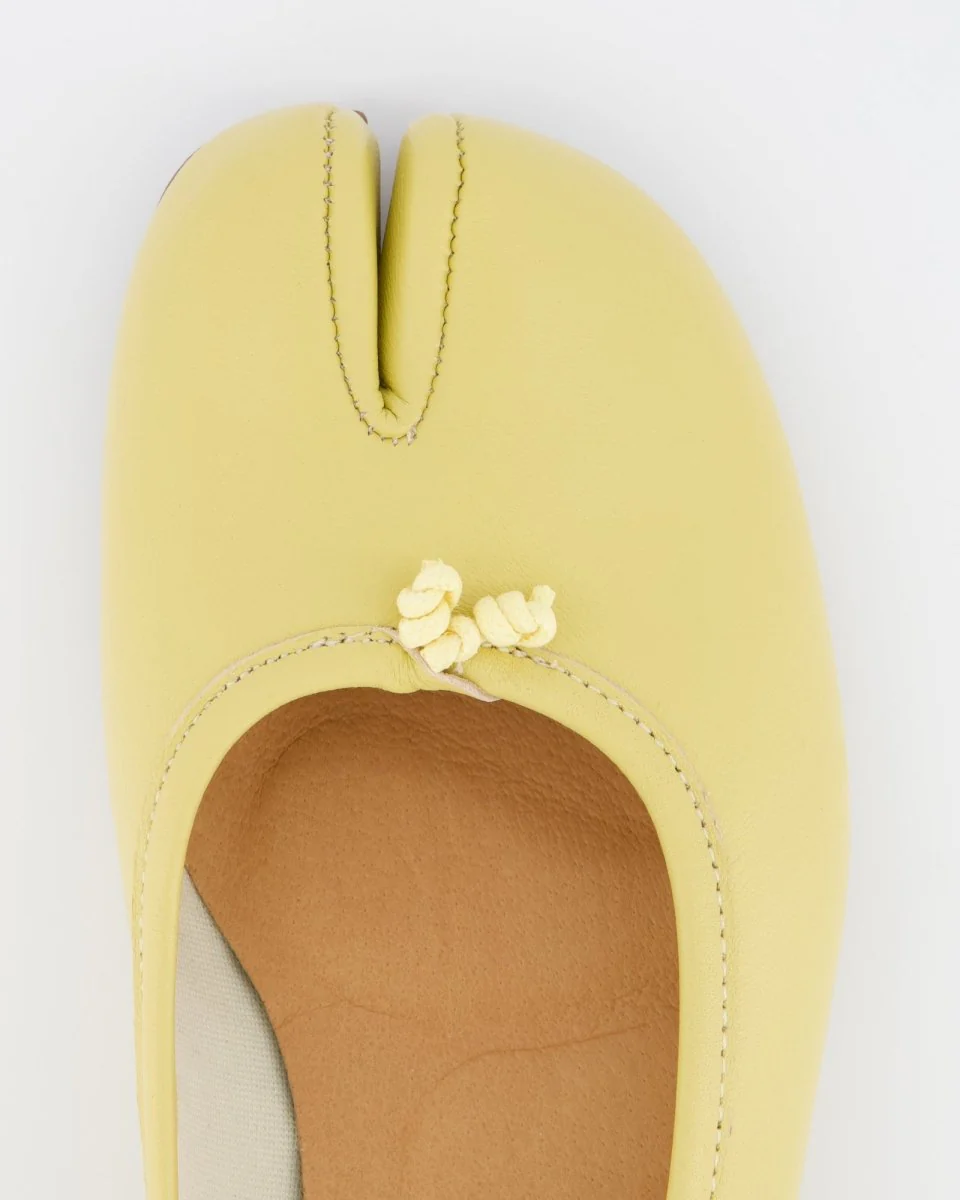 YELLOW LEATHER TABI FLATS - KARVA - Image 5